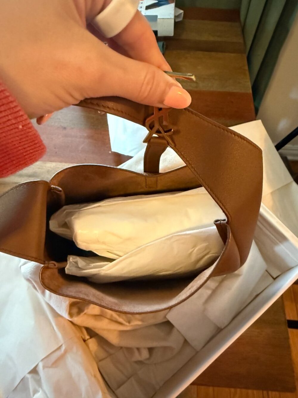 Saint Laurent LE 5 À 7 supple SMALL IN GRAINED LEATHER - Picture 3 of 5